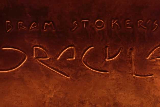 Review: “Bram Stoker’s Dracula” is a Schizoid Coppola Film